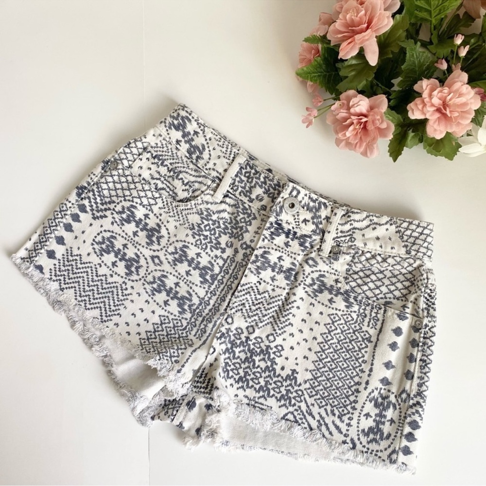 BULLHEAD White/Blue Ikat Print High Rise Raw Hem Denim Shorts